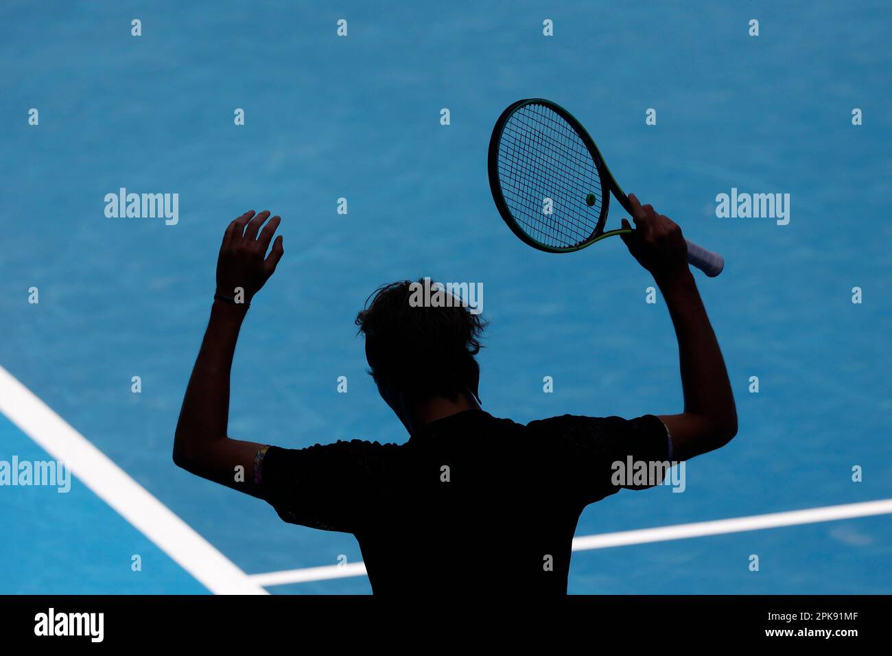 Silhouette d'Alexander Zverev d'Allemagne au tournoi de tennis Open d'Australie 2023, Melbourne Park, Melbourne, Victoria, Australie. Banque D'Images