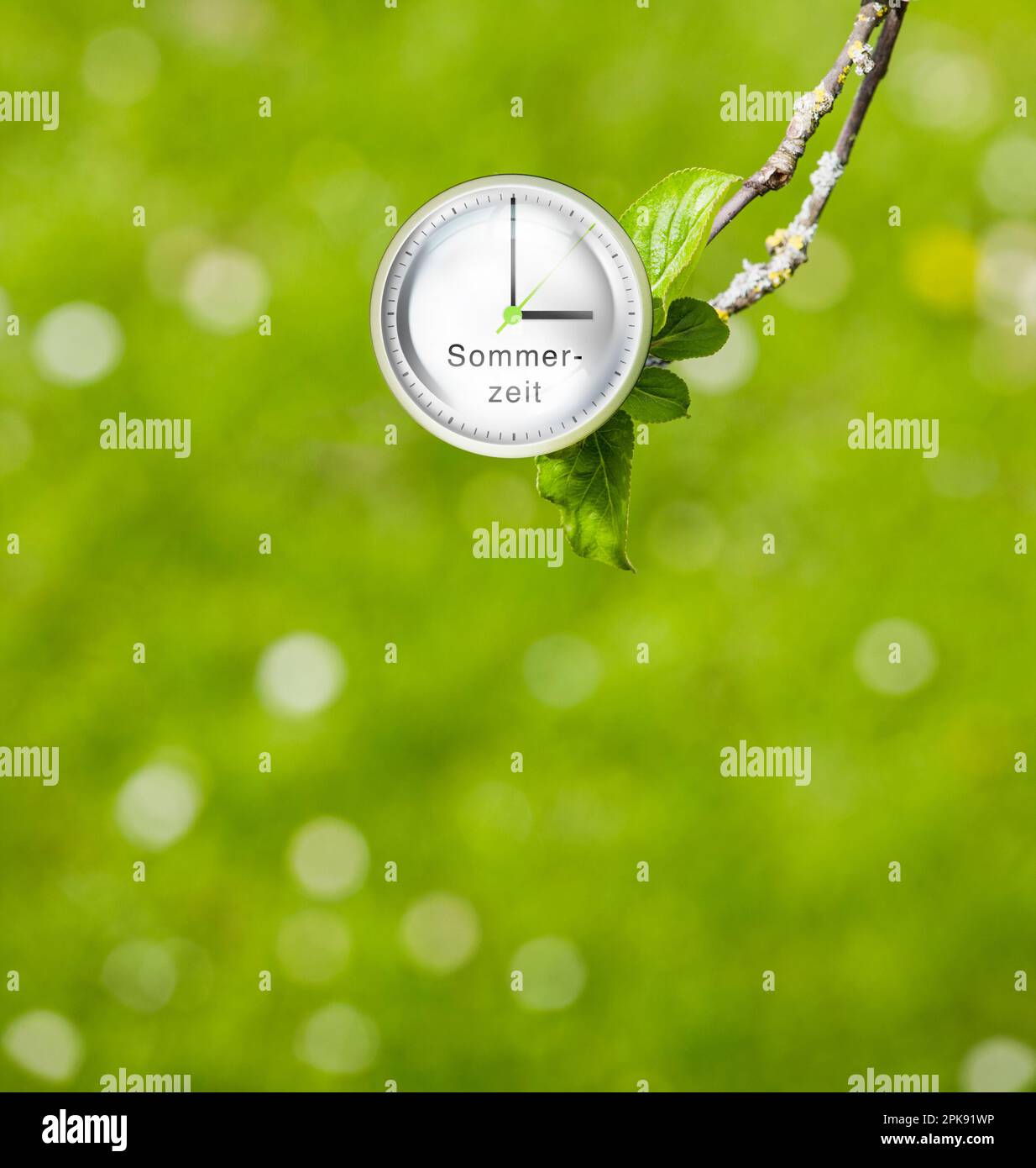 Horloge, le cadran indique trois heures, symbole de changement d'heure à l'heure d'été [M]. Banque D'Images