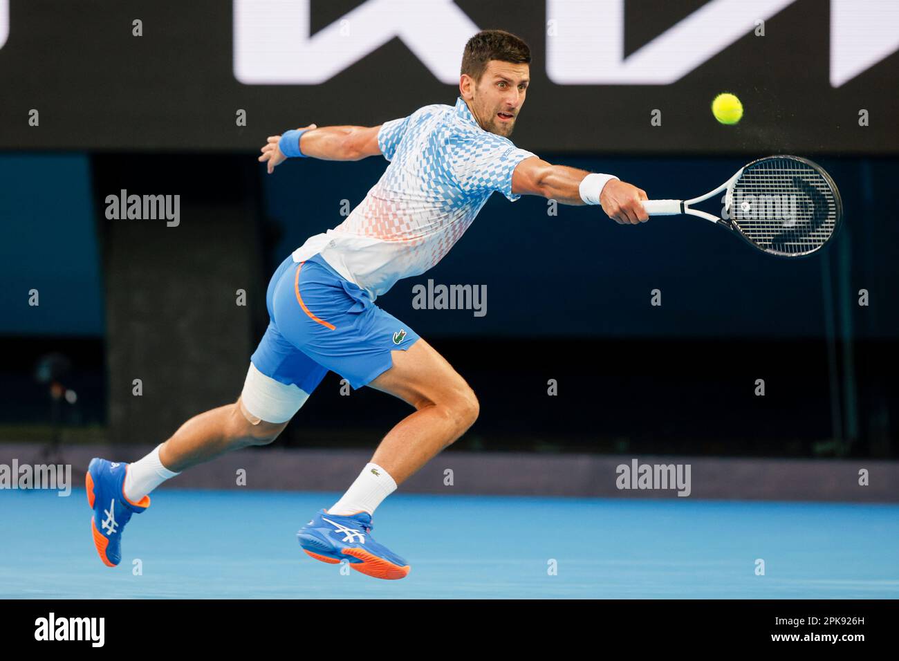 Novak Djokovic de Serbie en action au tournoi de tennis Open d'Australie 2023, Melbourne Park, Melbourne, Victoria, Australie. Banque D'Images