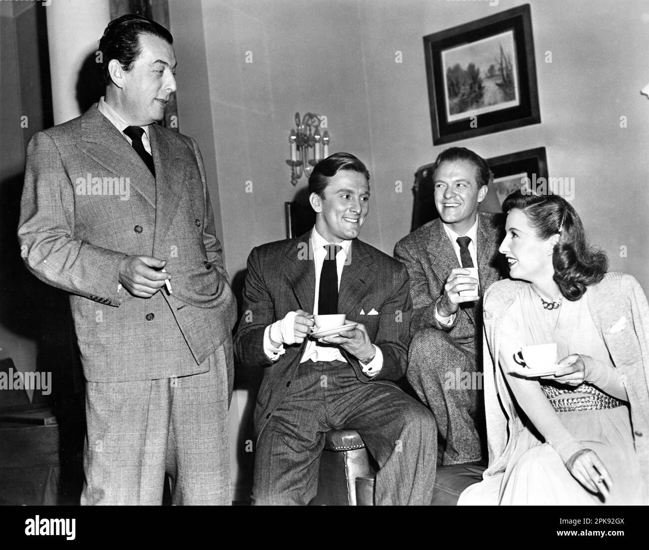 Le réalisateur LEWIS MILESTONE KIRK DOUGLAS VAN HEFLIN et BARBARA STANWYCK sur un terrain franc pendant le tournage de L'ÉTRANGE AMOUR DE MARTHA IVERS 1946 le réalisateur LEWIS MILESTONE Histoire originale Jack Patrick scénario Robert Rossen et Robert Riskin costume design Edith Head musique Miklos Rozsa Hal Wallis Productions / Paramount Pictures Banque D'Images