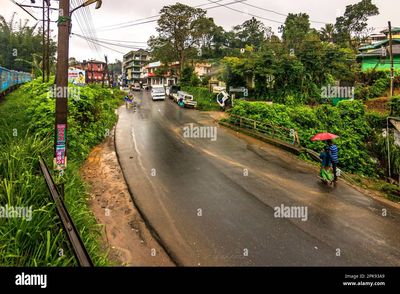 Le célèbre train bleu entre Kandy et Ella sur Sri Lanka temps de pluie dans les hautes terres Banque D'Images