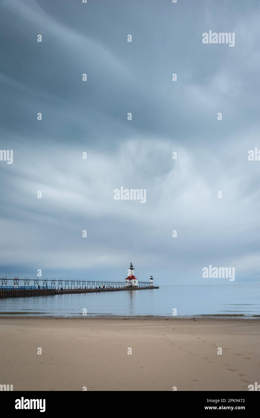 Nuages de tempête approchant de la rue Joseph phare et plage. St. Joseph, Michigan, États-Unis. Banque D'Images