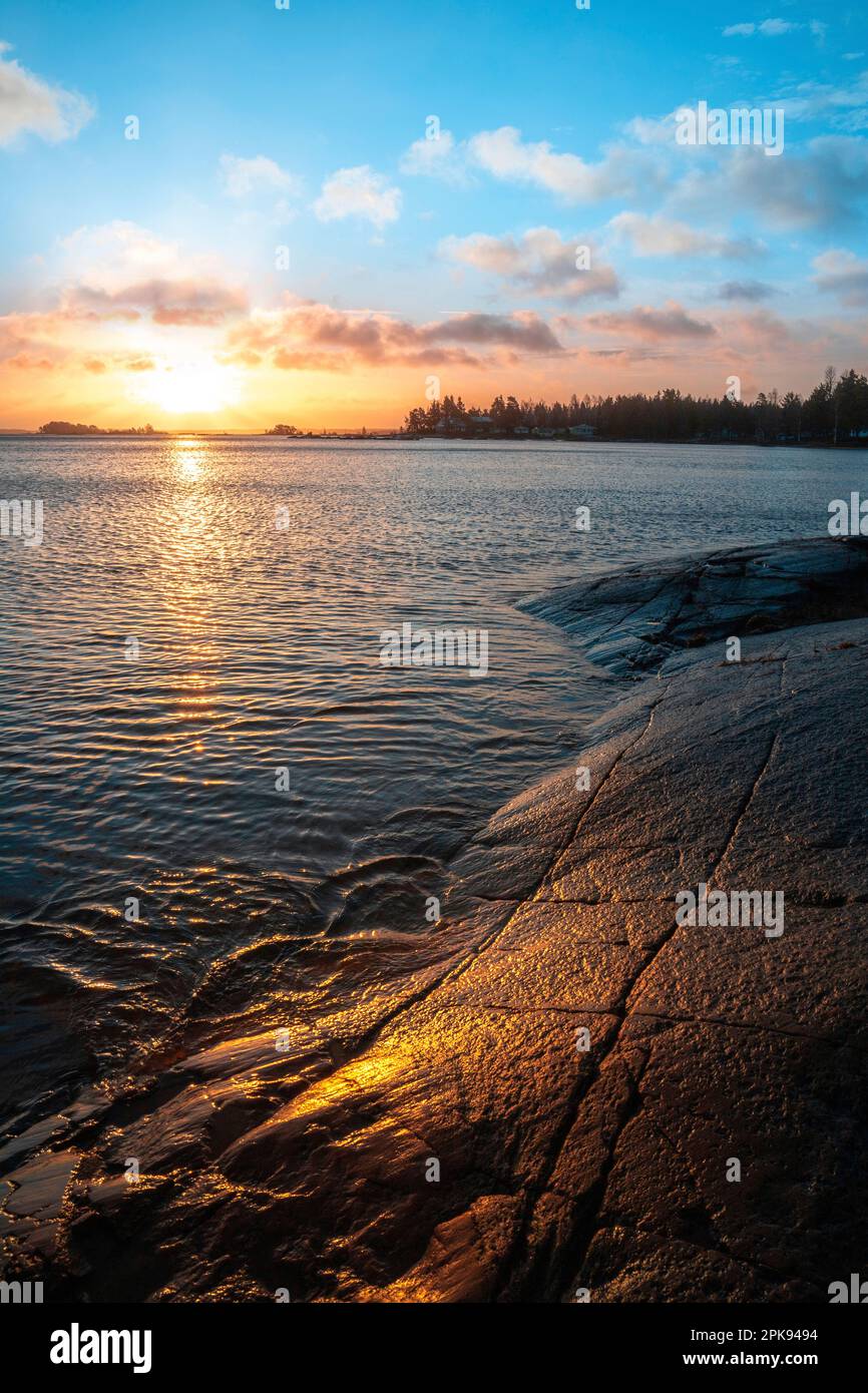 Suède, vue depuis la rive sur le lac, eau calme, lever du soleil avec réflexion dans l'eau Banque D'Images