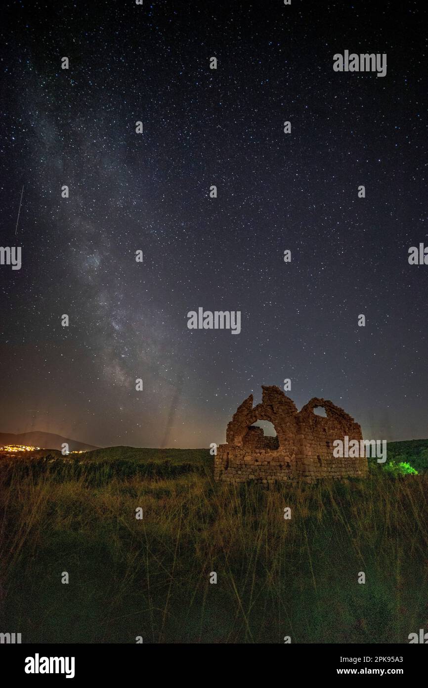 Milky Way au-dessus d'une ruine d'église. L'église Saint-Marc sur l'île de Krk en Croatie Banque D'Images