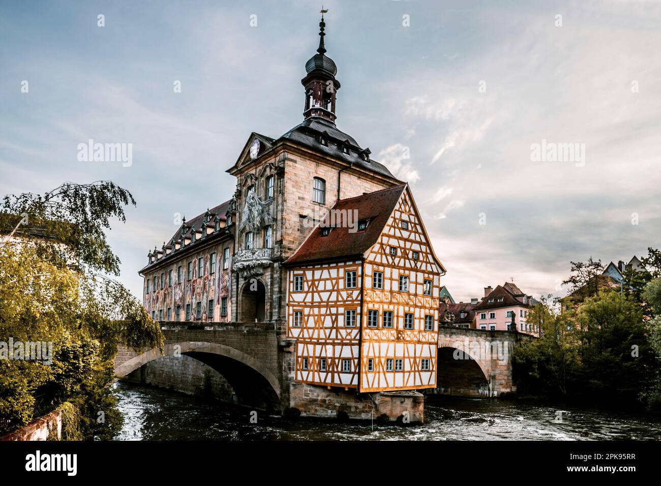 Bamberg, l'historique Brücken Rathaus comme un bâtiment à colombages au milieu de la rivière Regnitz dans la matinée, lever du soleil en Allemagne Banque D'Images