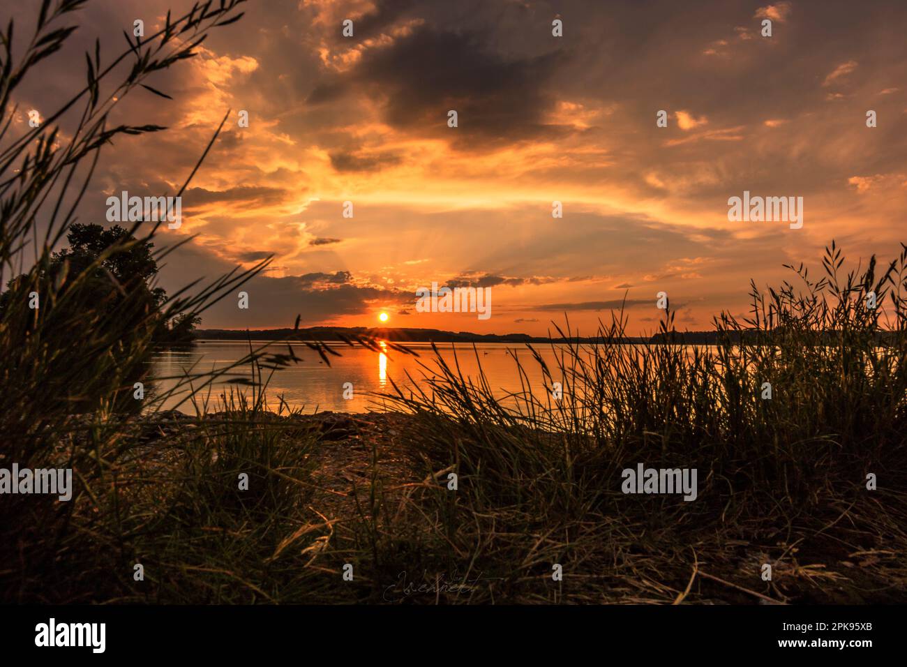 Vue sur le lac de Chiemsee en Bavière, près de Munich, magnifique paysage tourné au-dessus du lac au coucher du soleil Banque D'Images