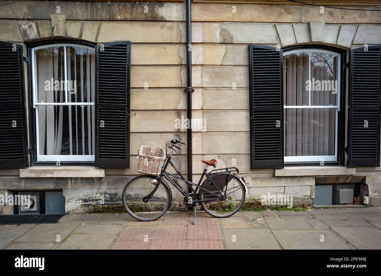 Cambridge England Bicycle and Black Shutters avril 2023 Banque D'Images