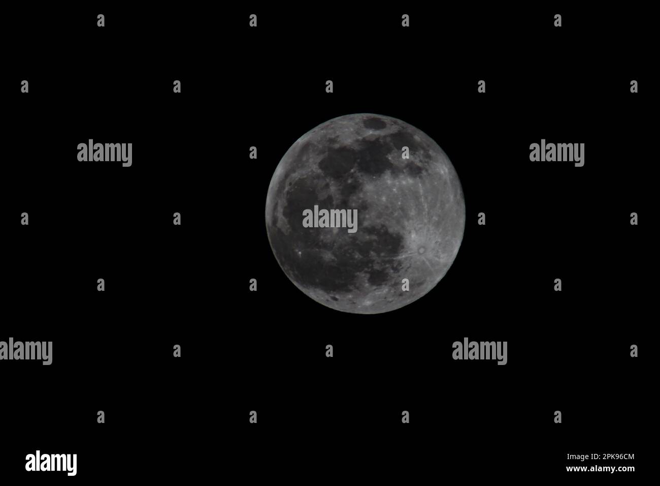 Pleine lune « rose » Banque D'Images