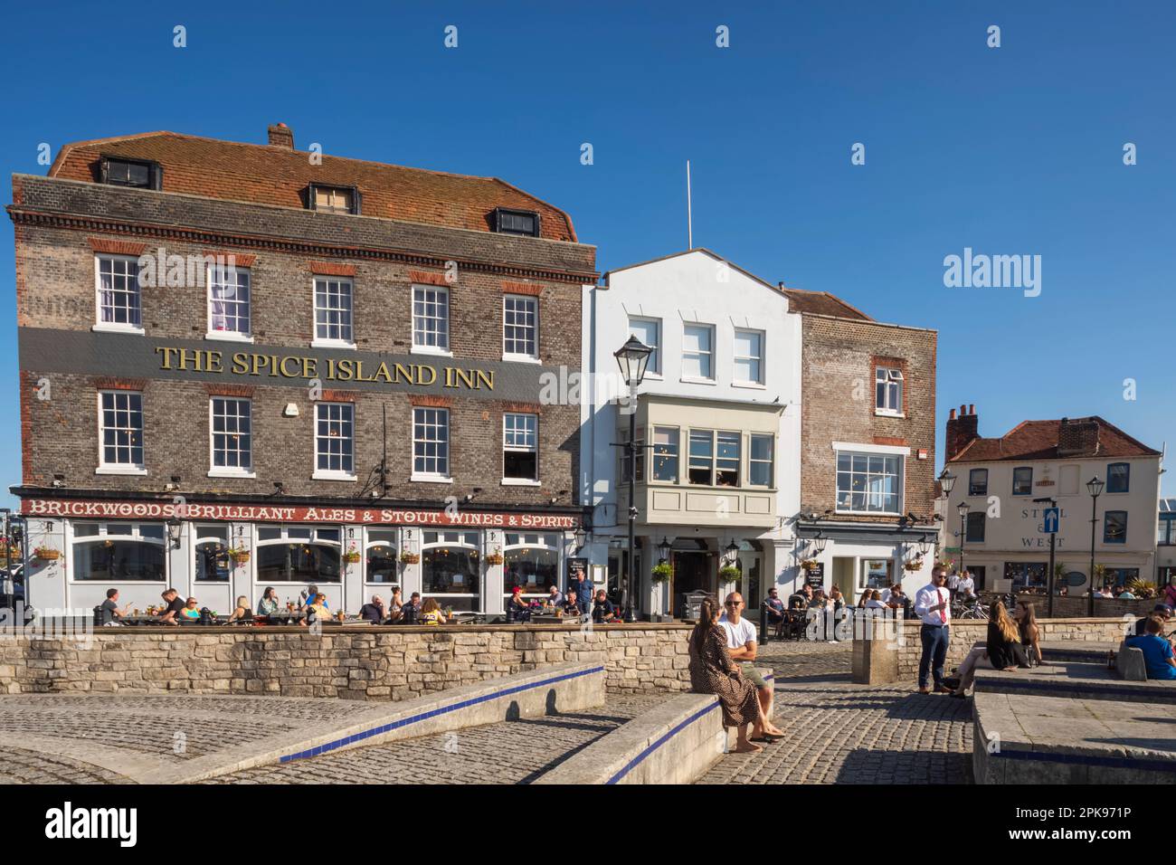 Angleterre, Hampshire, Portsmouth, Bath Square et le Spice Island Inn Banque D'Images