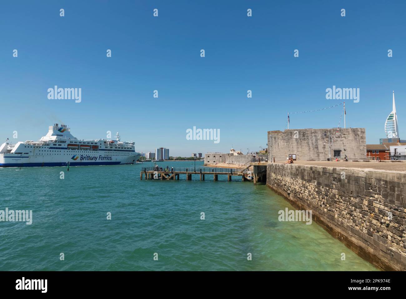 Angleterre, Hampshire, Portsmouth, Old Portsmouth, Battery Wall et Round Tower Banque D'Images