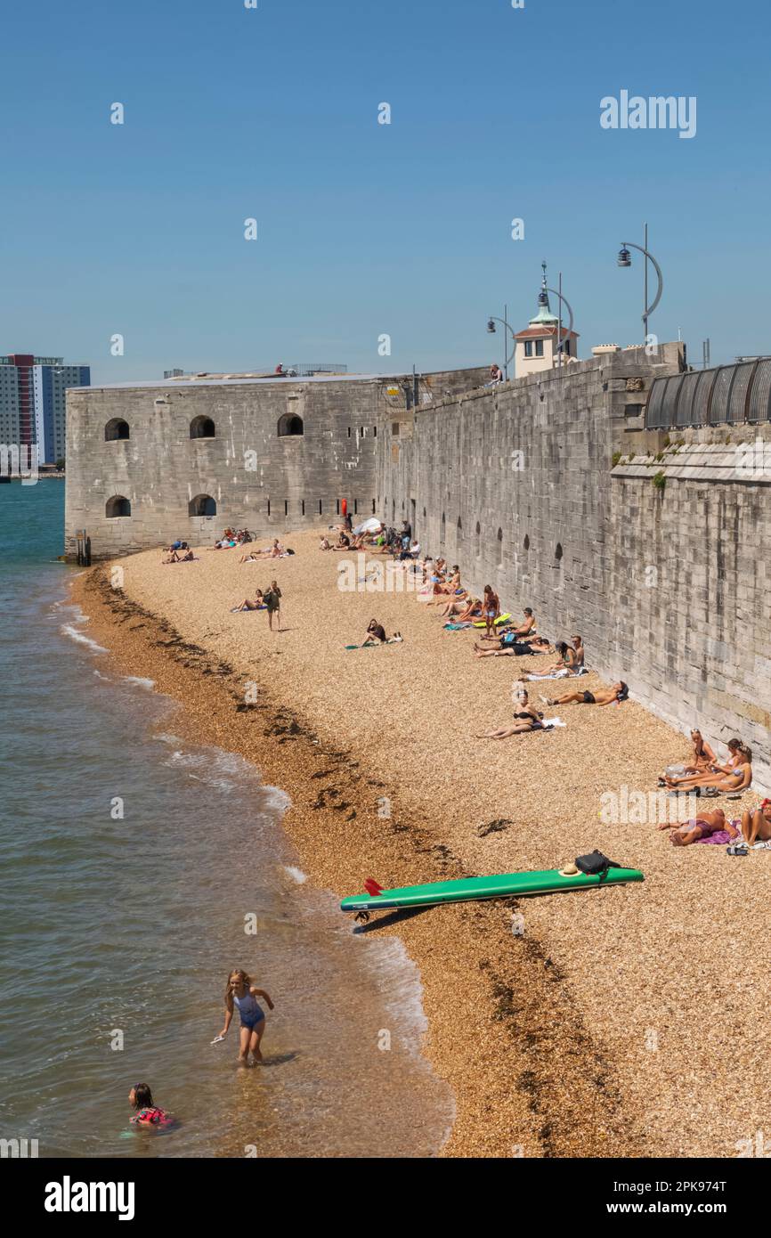 Angleterre, Hampshire, Portsmouth, Old Portsmouth, Battery Wall et Round Tower Banque D'Images