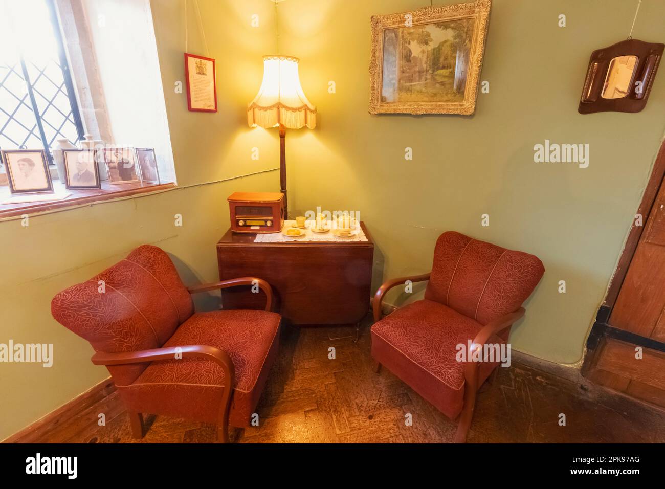 Angleterre, East Sussex, Prieuré de Michelham, exposition de meubles de la Seconde Guerre mondiale et décoration intérieure Banque D'Images