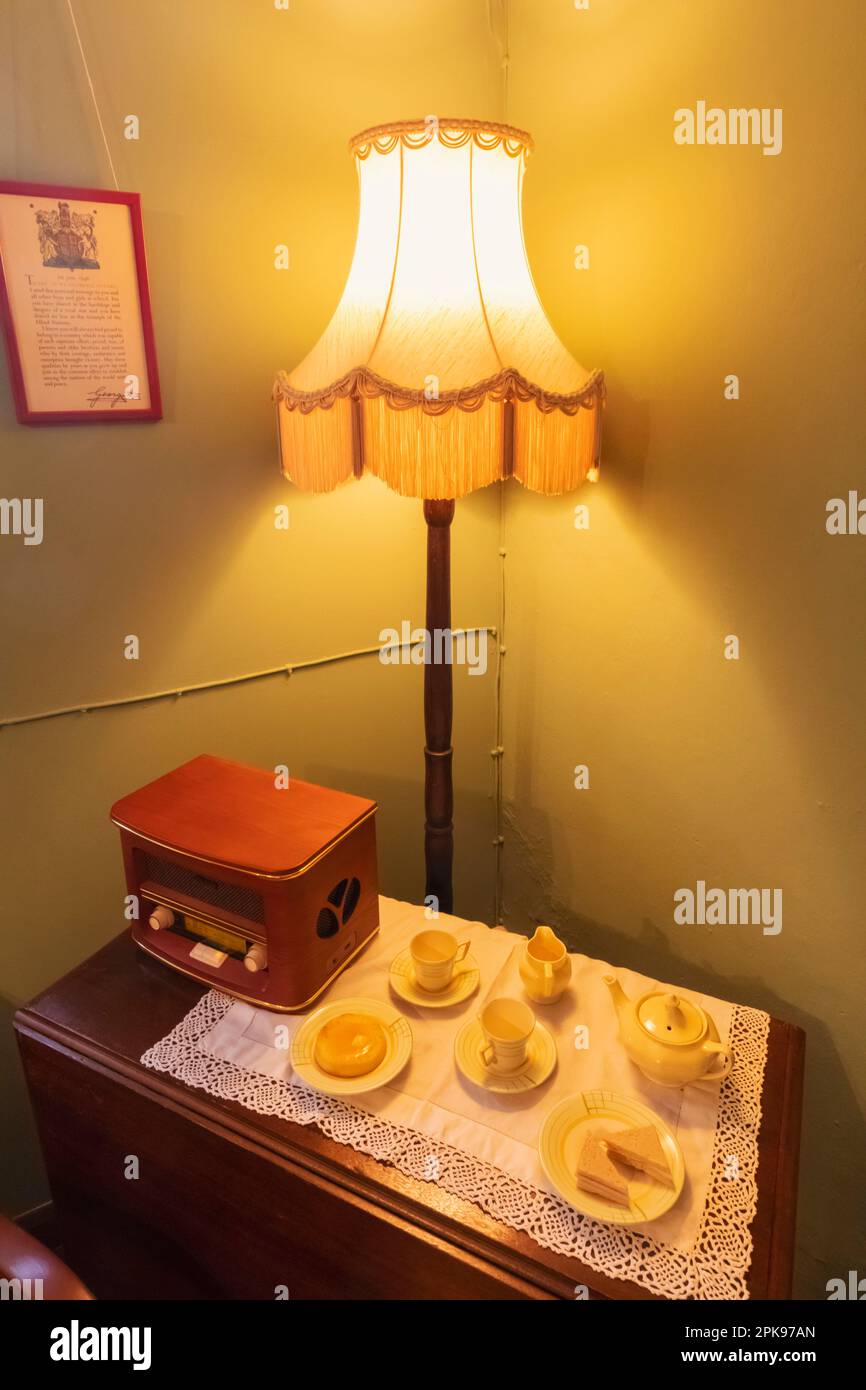 Angleterre, East Sussex, Prieuré de Michelham, exposition de meubles de la Seconde Guerre mondiale et décoration intérieure Banque D'Images