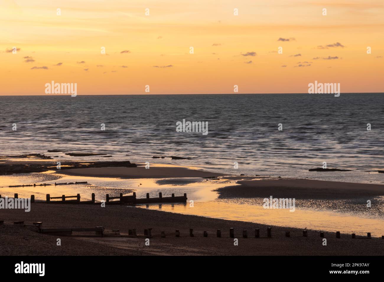 Angleterre, East Sussex, Bexhill on Sea, Dawn over Bexhill Beach et The English Channel Banque D'Images