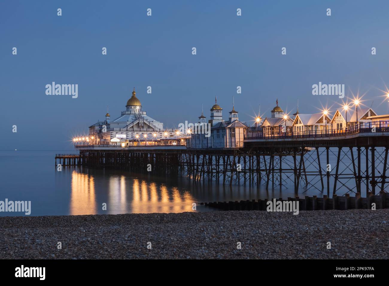 Angleterre, East Sussex, Eastbourne Pier et Beach Banque D'Images