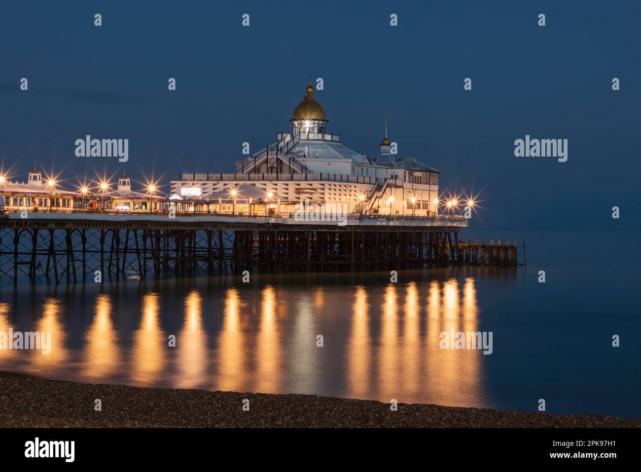 Angleterre, East Sussex, Eastbourne Pier et Beach Banque D'Images