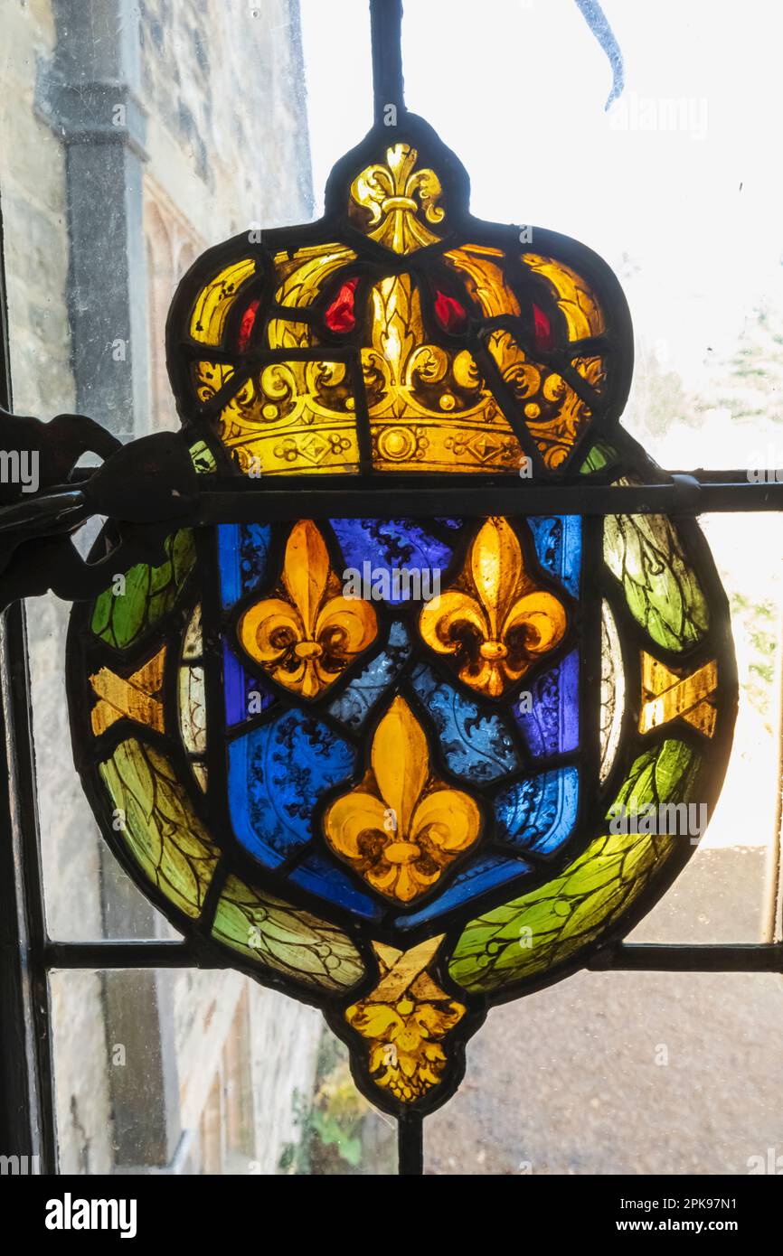 Angleterre, West Sussex, Handcross, Nymans, House and Gardens, Vue intérieure de la fenêtre en vitrail Banque D'Images