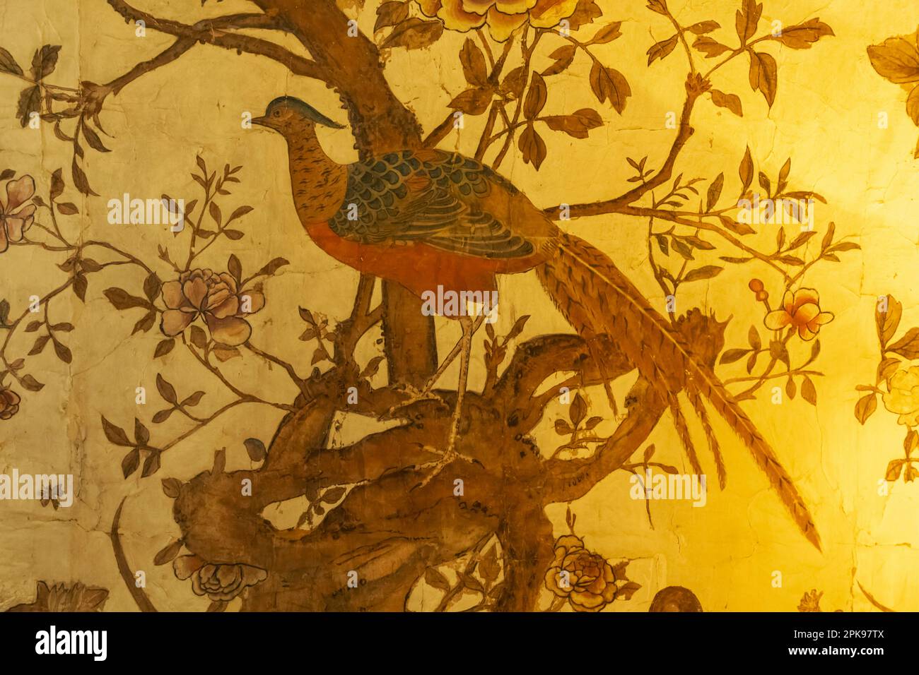 Angleterre, Kent, Sevenoaks, Ightham Mote, 14th Century Moated Manor House, The Drawing Room, détail du 18th siècle peint chinois peint à la main représentant un Peacock Banque D'Images