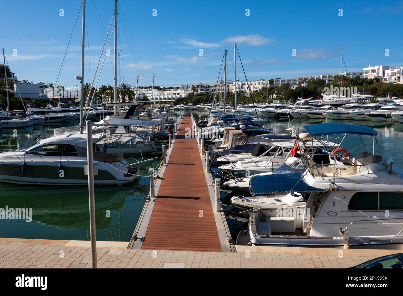Cala d’Or, Majorque, Iles Baléares, Espagne - 28 mars 2023. Vue sur le port avec beaucoup de bateaux et de yuchts, Majorque Banque D'Images