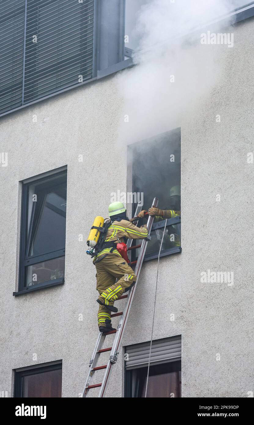Duisburg, Rhénanie-du-Nord-Westphalie, Allemagne - exercice de lutte contre les incendies, les gens sont sauvés d'un appartement en feu. Événement de presse : Chancelier OLAF Scholz vi Banque D'Images