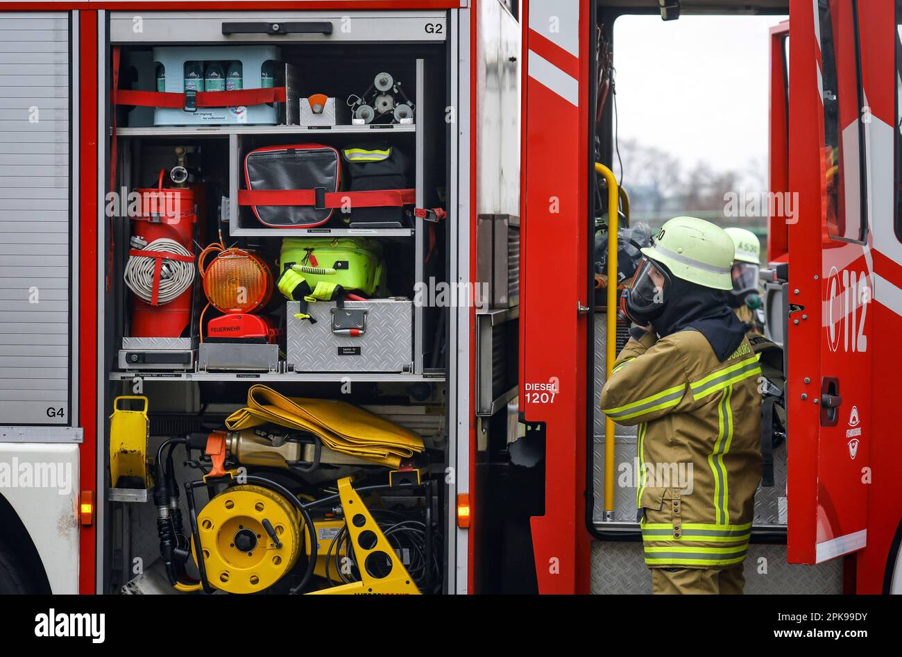 Duisburg, Rhénanie-du-Nord-Westphalie, Allemagne - exercice de lutte contre les incendies, les gens sont sauvés d'un appartement en feu. Le pompier revient au camion d'incendie après l'opération. Événement de presse : le chancelier allemand OLAF Scholz visite l'unité de lutte contre l'incendie 530 du service d'incendie volontaire de Duisburg au poste d'incendie et de sauvetage 5 à Homberg. Avec une unité de lutte contre les incendies du service d'incendie professionnel, l'école de lutte contre les incendies y est également logée. Banque D'Images