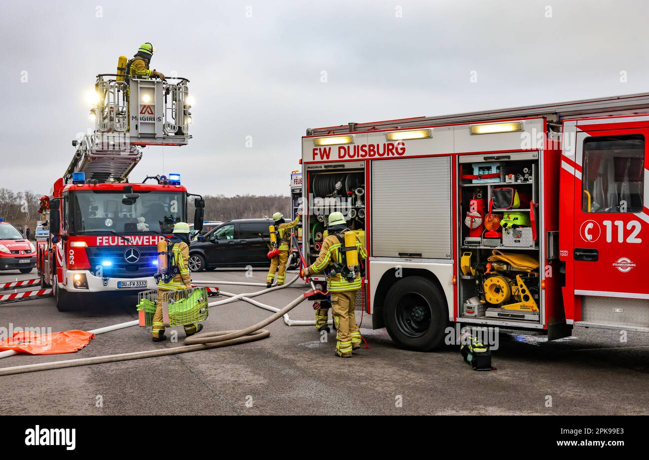 Duisburg, Rhénanie-du-Nord-Westphalie, Allemagne - exercice de lutte contre les incendies, les gens sont sauvés d'un appartement en feu. Événement de presse : le chancelier OLAF Scholz visite l'unité de lutte contre l'incendie 530 du service d'incendie volontaire de Duisburg au poste d'incendie et de sauvetage 5 à Homberg. Avec une unité de lutte contre les incendies du service d'incendie professionnel, l'école de lutte contre les incendies y est également logée. Banque D'Images