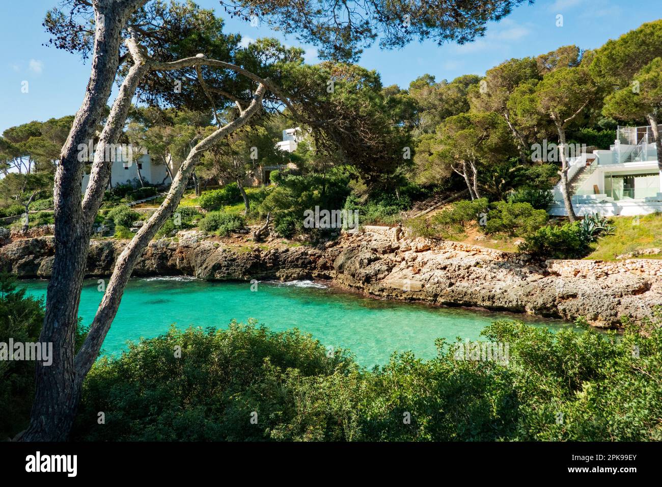 Cala d’Or, Majorque, Iles Baléares, Espagne - 28 mars 2023. Vue sur la côte de Cala d’Or, Majorque Banque D'Images