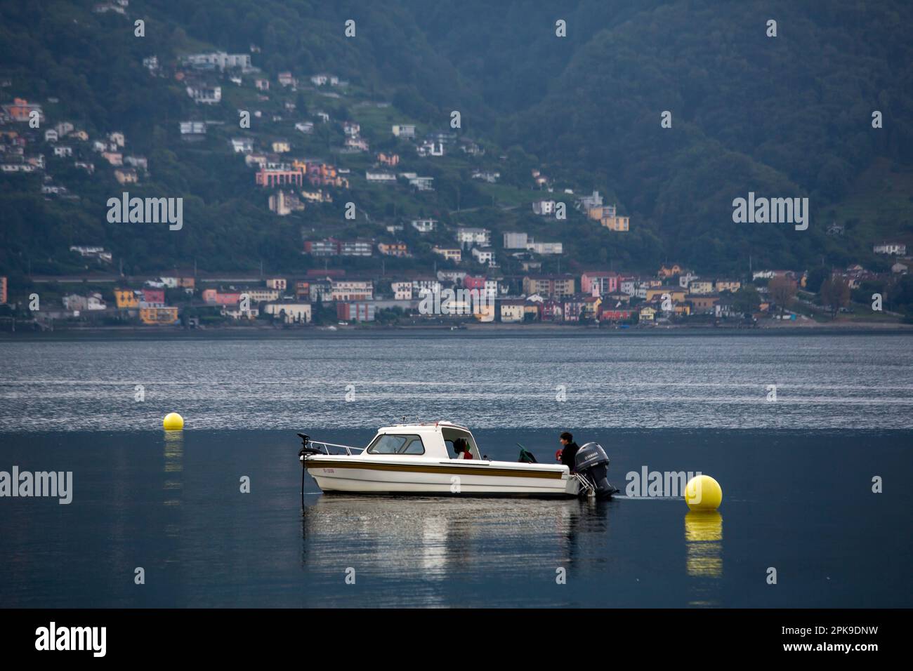 02.10.2016, Suisse, Canton du Tessin, Ascona - bateau à moteur sur le lac majeur, atmosphère automnale à l'aube. 00A161002D126CAROEX.JPG [VERSION DU MODÈLE : NON, Banque D'Images 02.10.2016, Suisse, Canton du Tessin, Ascona - bateau à moteur sur le lac majeur, atmosphère automnale à l'aube. 00A161002D126CAROEX.JPG [VERSION DU MODÈLE : NON, Banque D'Images