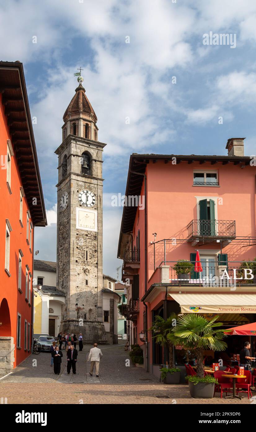 02.10.2016, Suisse, Canton du Tessin, Ascona - clocher de l'église San Pietro e Paolo, vue de la promenade du bord de mer au lac majeur. 00A16100 Banque D'Images