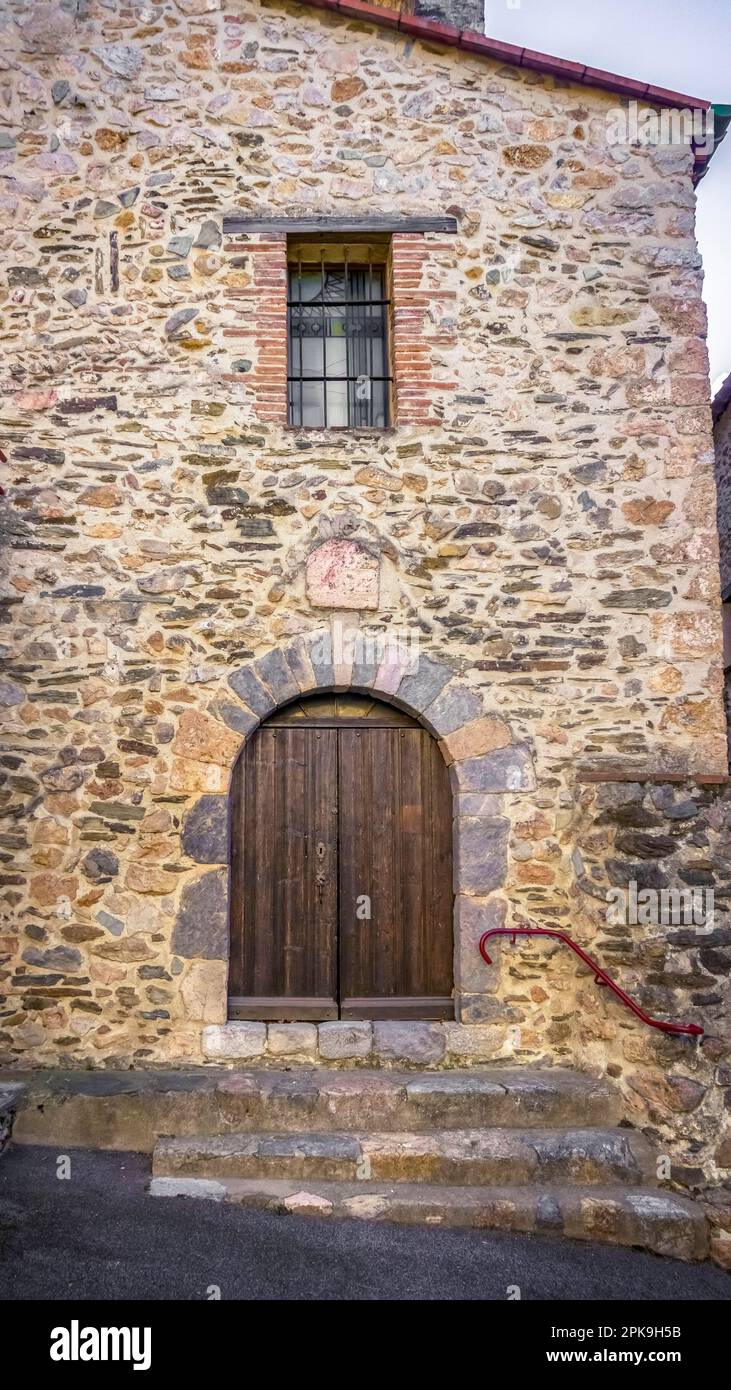 L'église paroissiale de Saint Martin à Llauro de l'époque romane. Banque D'Images