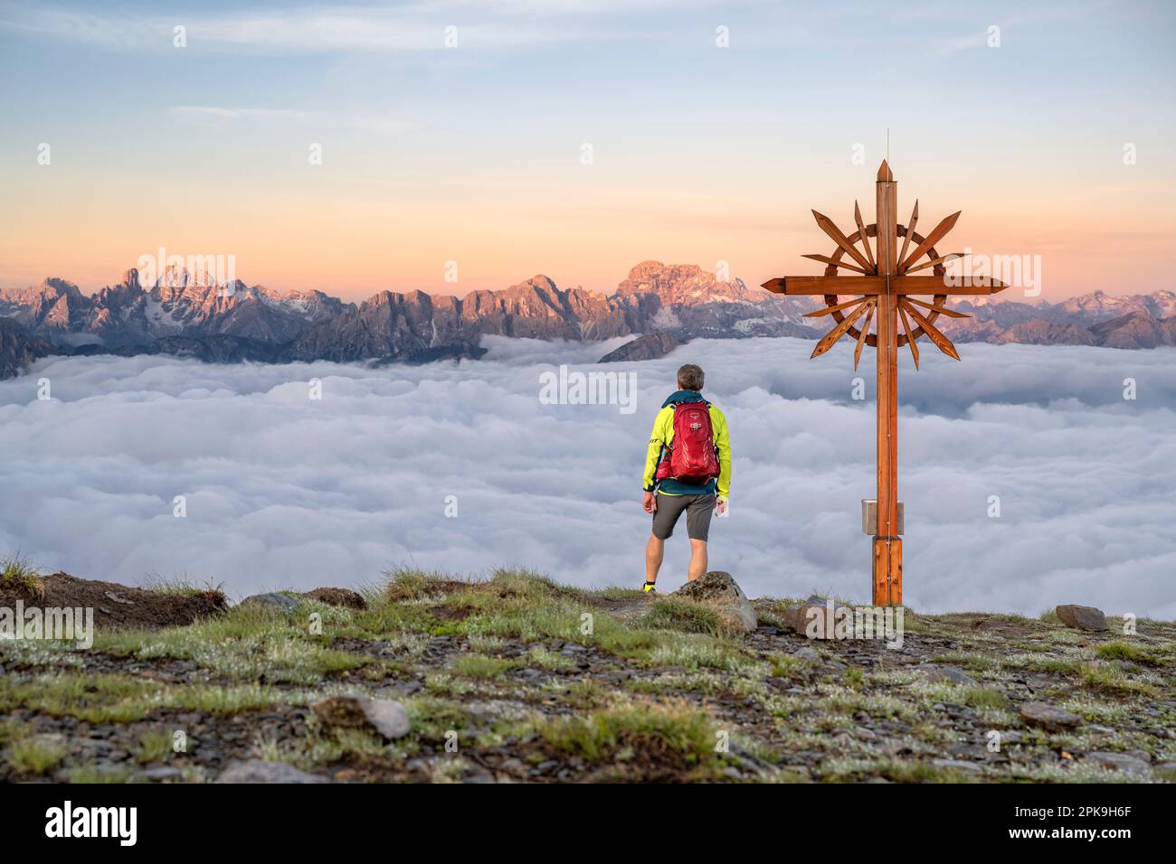 Dobbiaco, Val Pusteria, province de Bolzano, Tyrol du Sud, Italie. Lever du soleil au sommet de Golfen, premier point d'estampage de la randonnée Stoneman Dolomiti. En arrière-plan le groupe Cristallo et le Hohe Gaisl. Banque D'Images