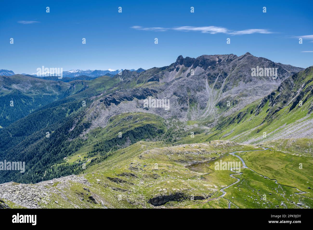 Ahrntal, Tyrol du Sud, province de Bolzano, Italie. Ruisseau sinueux dans le haut de Moosboden sur le sentier Stabeler Höhenweg Banque D'Images