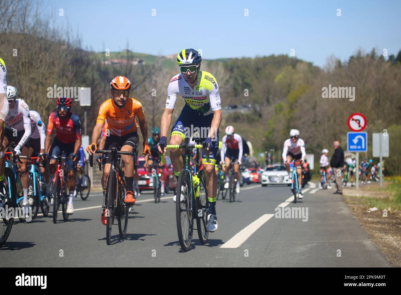 Iraeta, Espagne. 05th avril 2023. Le peloton prenant la scène facile pendant la phase 3rd de l'Itzulia pays Basque 2023 entre Errenteria et Amasa-Villabona, sur 05 avril 2023, à Iraeta, Espagne. (Photo par Alberto Brevers/Pacific Press/Sipa USA) Credit: SIPA USA/Alay Live News Banque D'Images