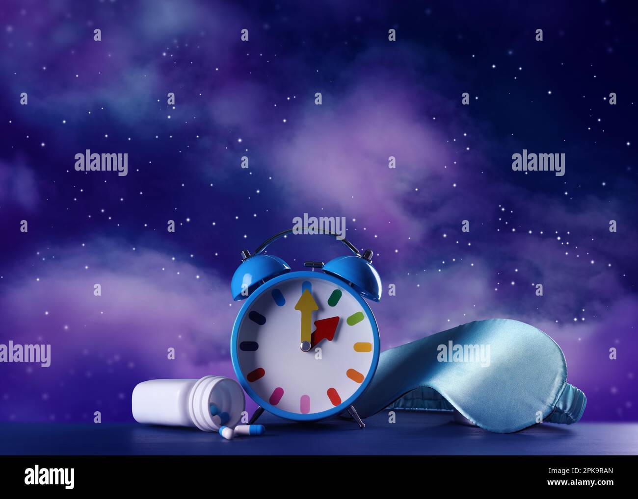 Réveil, pilules soporifiques et masque de sommeil sur table en bois bleu  contre ciel nocturne avec étoiles. Insomnie Photo Stock - Alamy