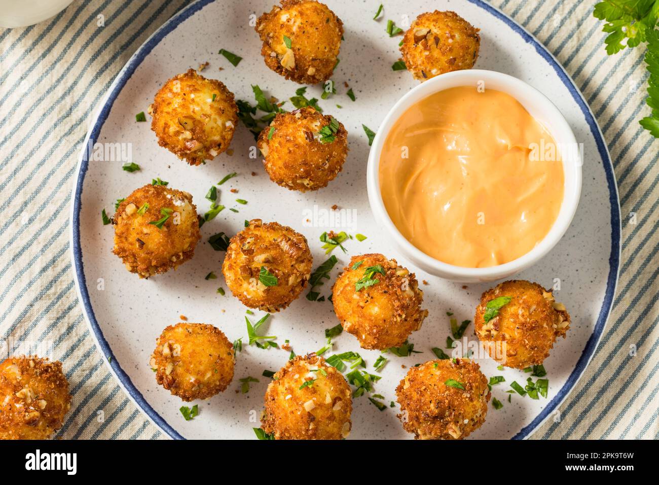 Amuse-gueules de boulettes de chèvre frits avec sauce Banque D'Images