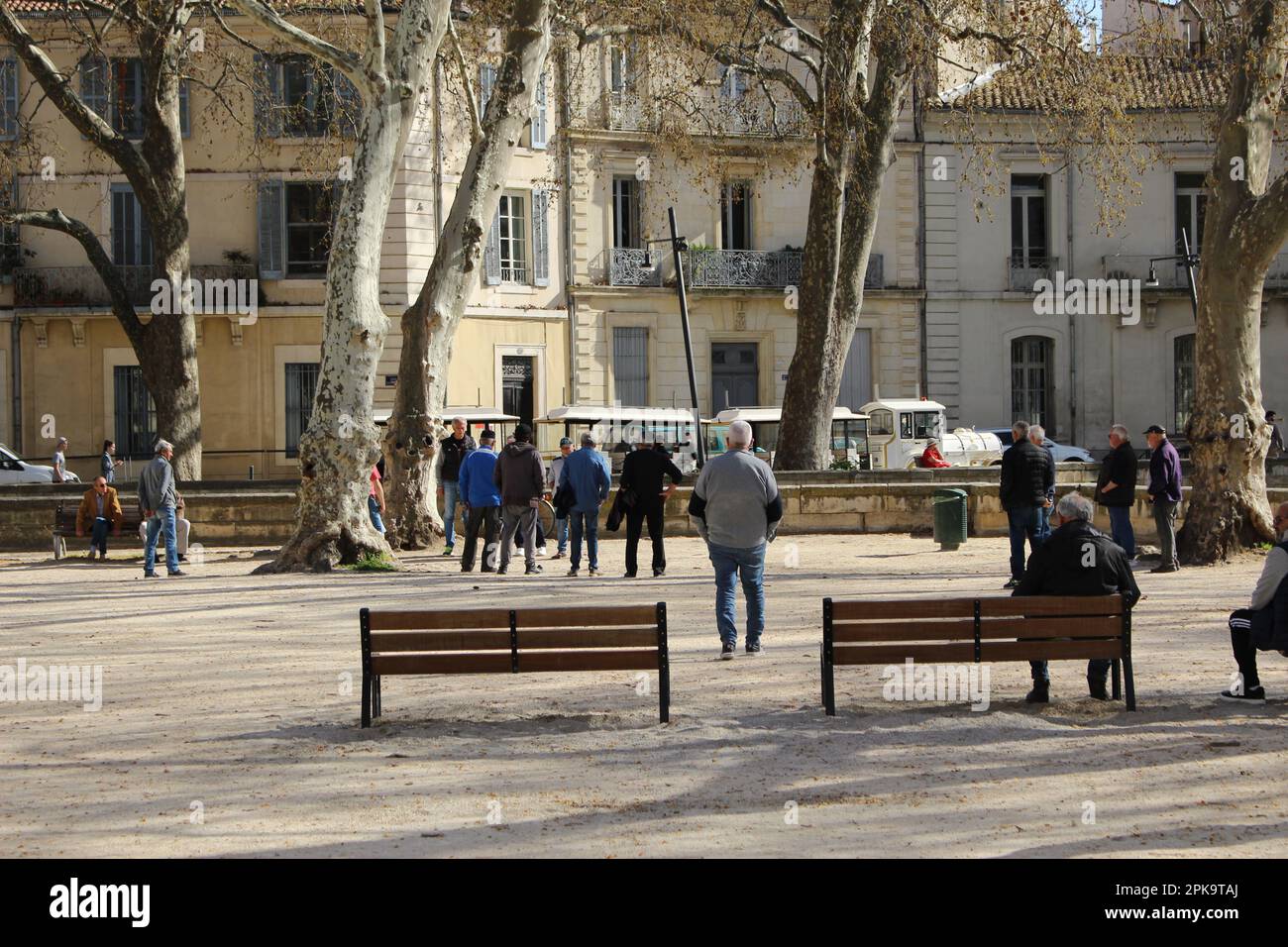 Nîmes pétanque jouée par des aînés en plein air au printemps. Concept pour les aînés en santé, longévité, mode de vie actif, cohésion sociale Banque D'Images