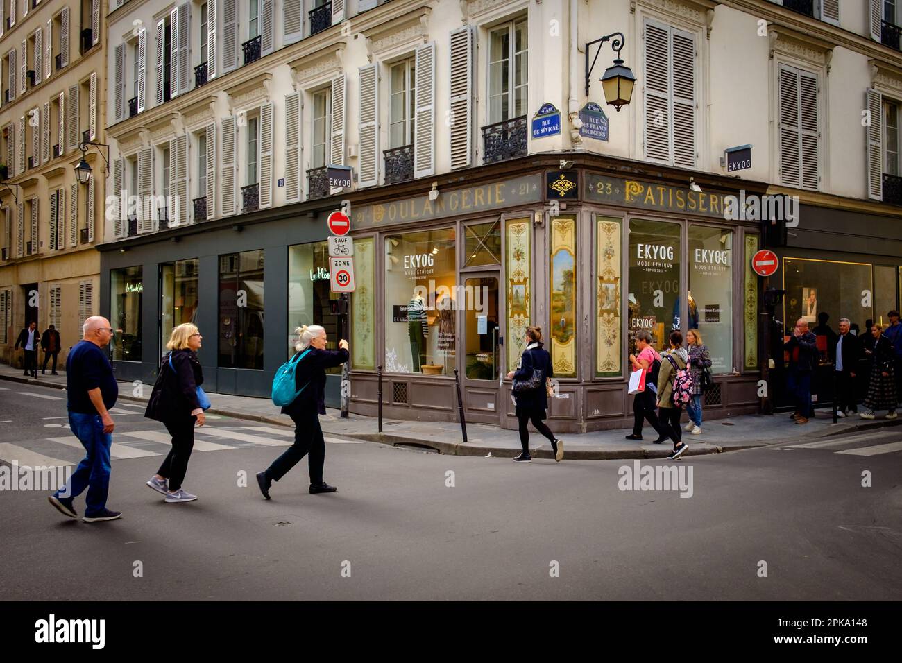 Paris, France, octobre 2022, vue d'une scène urbaine par Ekyog magasin de vêtements dans le quartier 4th de la capitale Banque D'Images