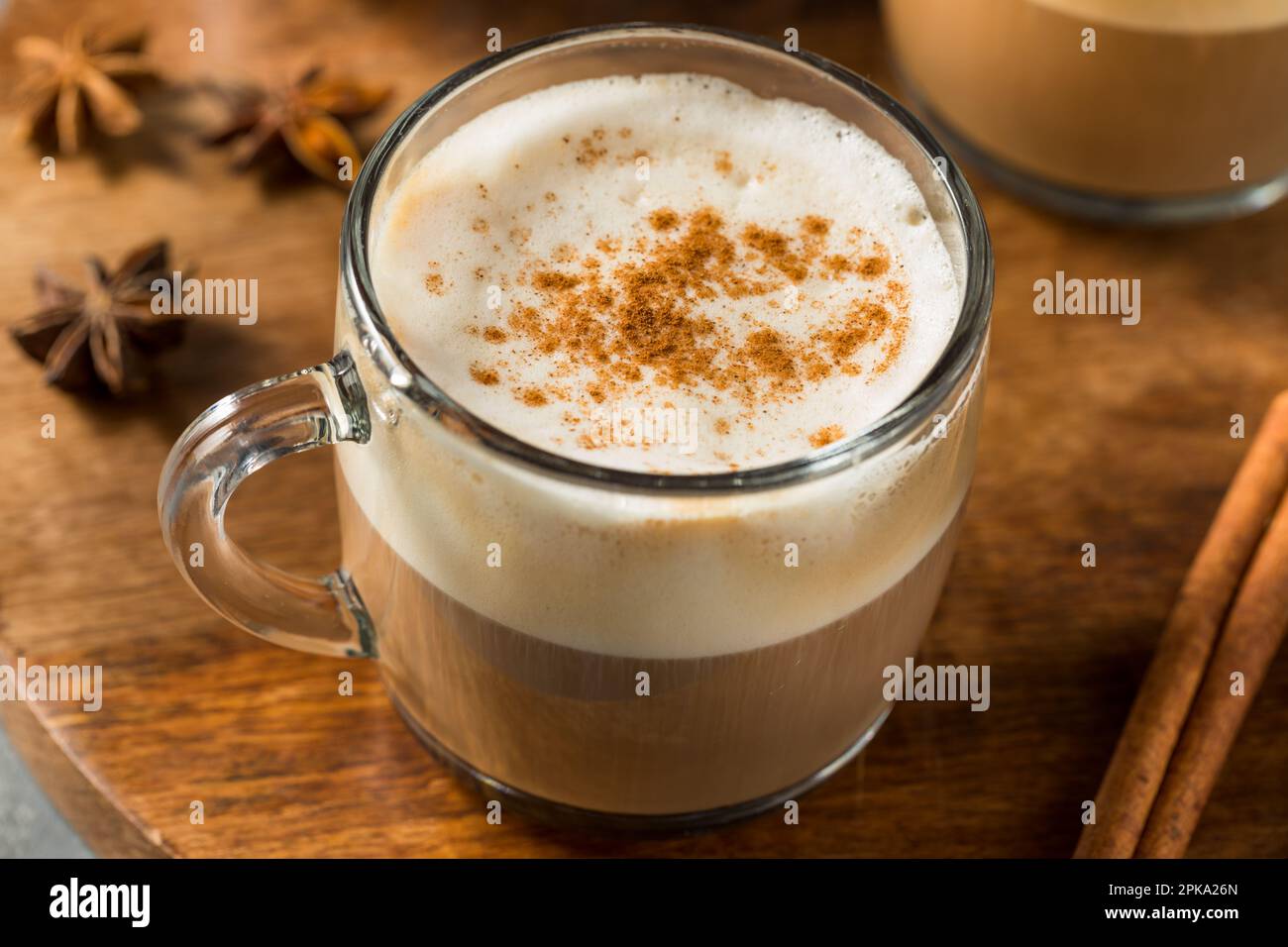Réchauffer le Chai Latte sale avec du lait et des épices Banque D'Images