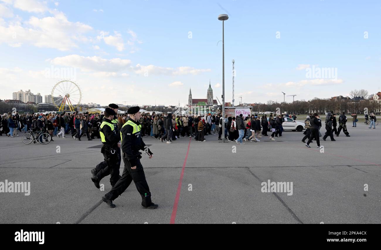 Munich, Allemagne. 06th avril 2023. Les participants marchent le long de Theresienwiese avec des voitures et des camions pendant la démonstration contre l'interdiction de danser les jours silencieux. Credit: Felix Hörhager/dpa/Alay Live News Banque D'Images