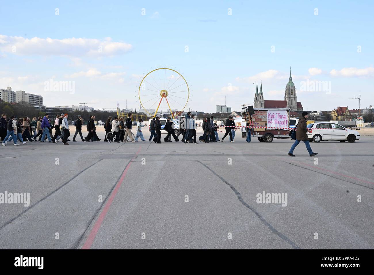 Munich, Allemagne. 06th avril 2023. Les participants marchent le long de Theresienwiese avec des voitures et des camions pendant la démonstration contre l'interdiction de danser les jours silencieux. Credit: Felix Hörhager/dpa/Alay Live News Banque D'Images