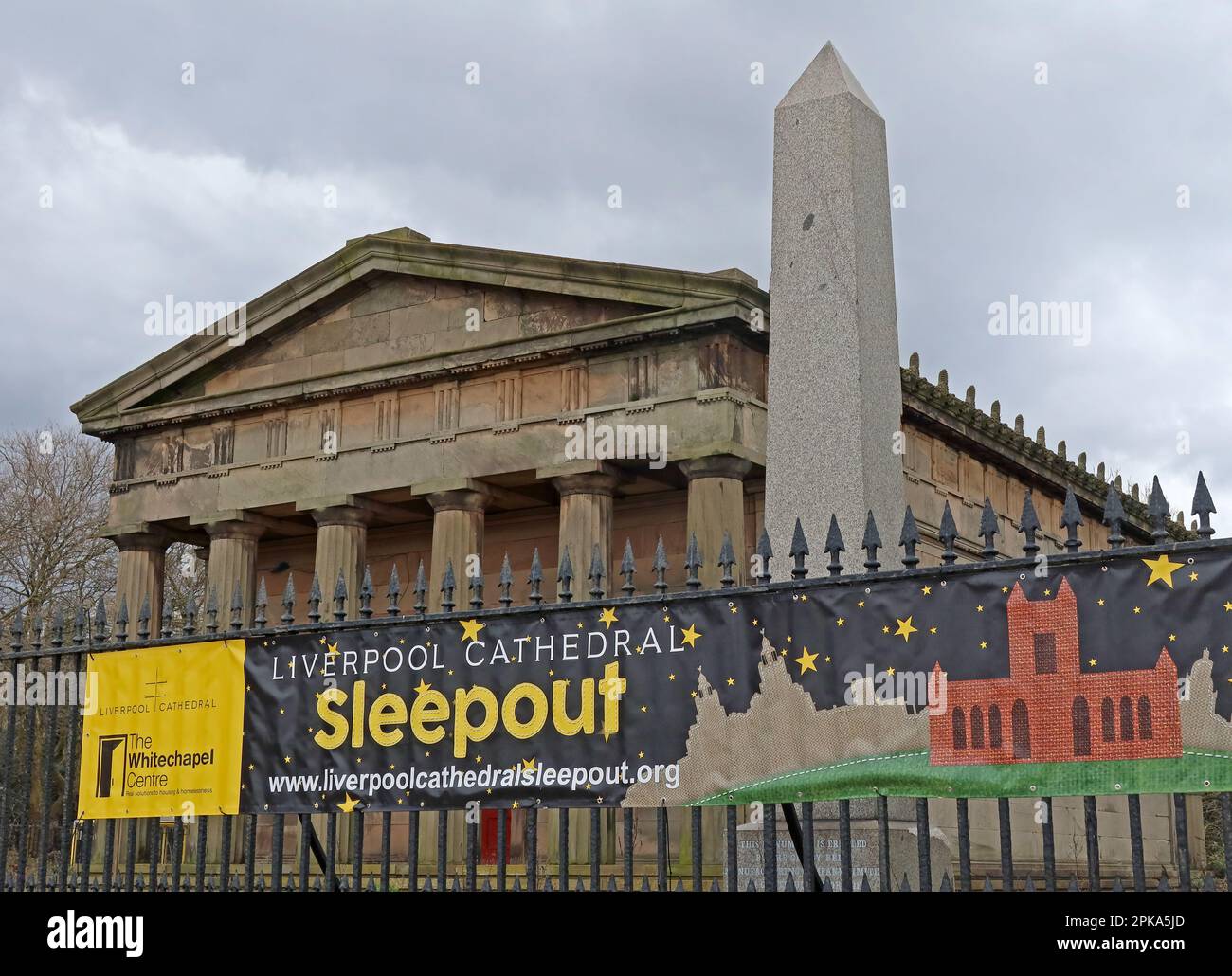 Affiche annonçant le centre Whitechapel, la cathédrale de Liverpool Sleepout, St James Rd, Liverpool , Merseyside, Angleterre, ROYAUME-UNI, L1 7AZ Banque D'Images