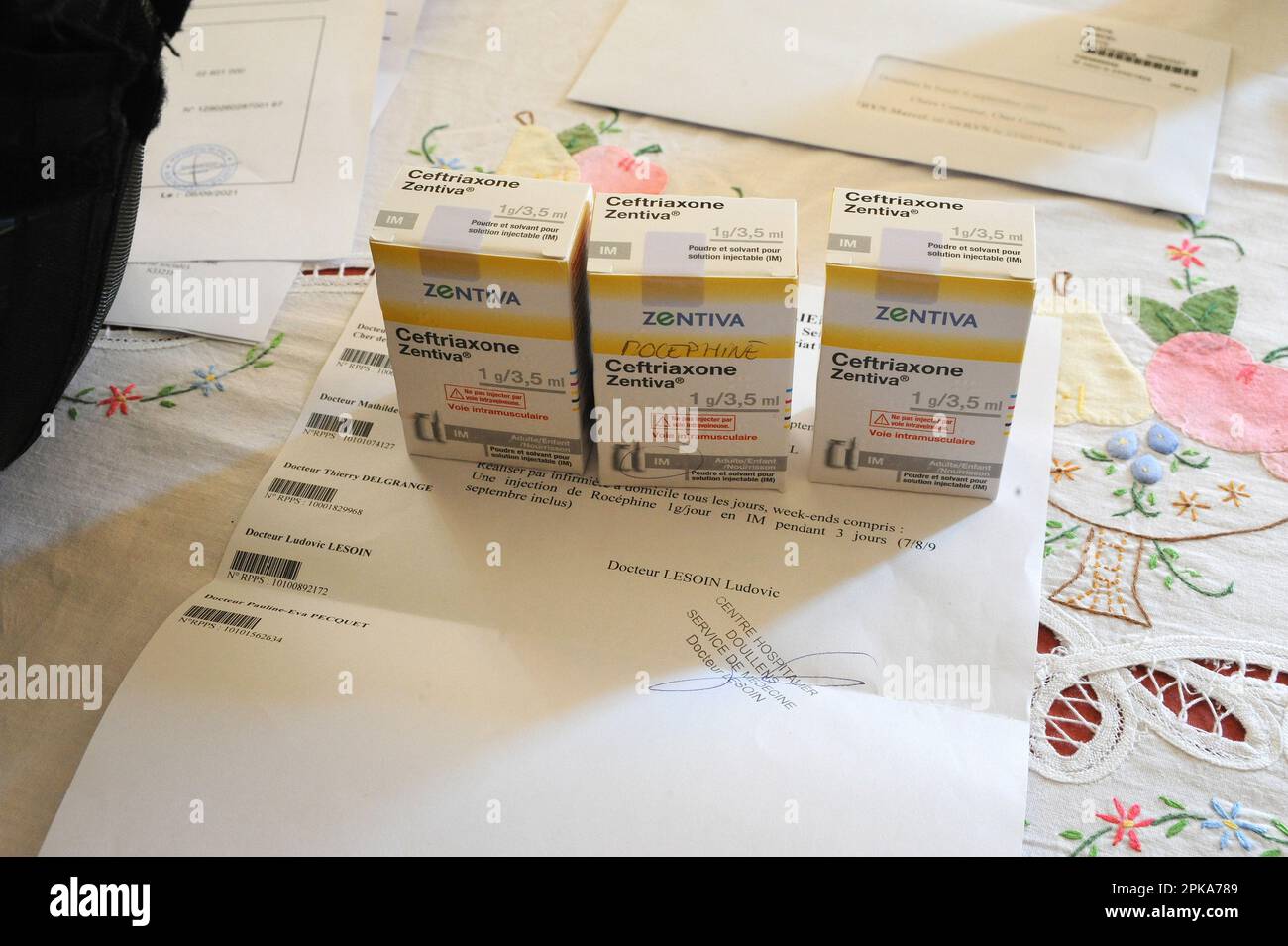 Une infirmière de pays libéral au domicile d'un patient pour une injection intramusculaire de ceftriaxone, antibiotiques antibactériens pour une infection urinaire. Banque D'Images