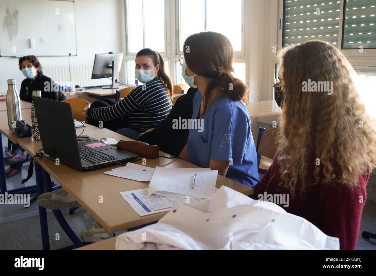 Les élèves au cours d'un compte-rendu à la suite d'un atelier de simulation sur les mannequins. Banque D'Images
