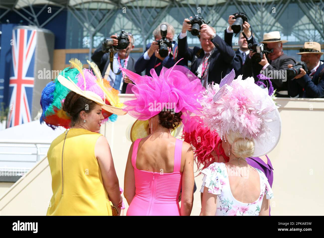 16.06.2022, Grande-Bretagne, Windsor, Ascot - photographes prenant des photos de femmes habillées avec élégance et portant des chapeaux. 00S220616D355CAROEX.JPG [MODÈLE RELE Banque D'Images