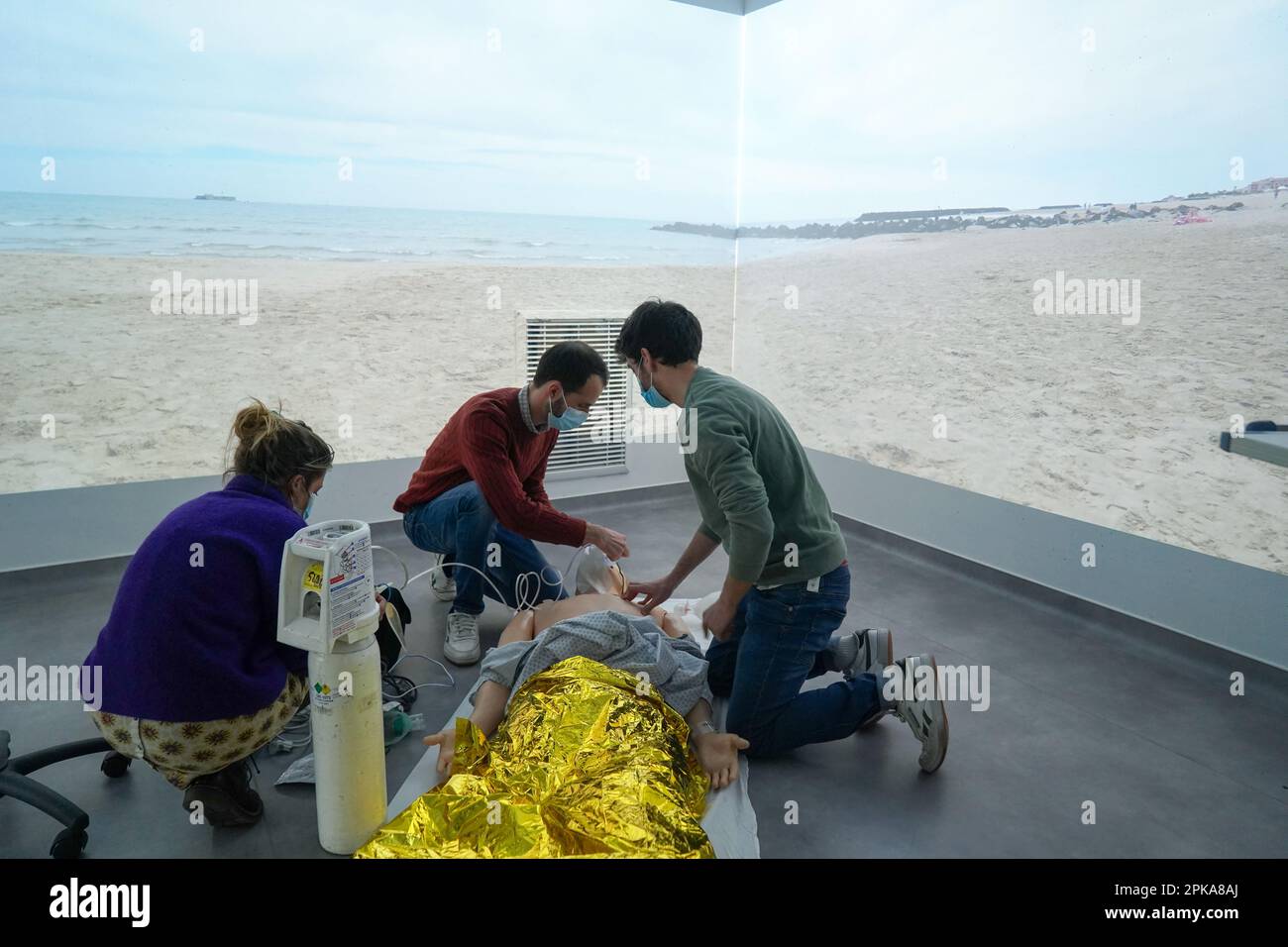 Les étudiants en médecine d'urgence suivent un cours de simulation d'urgence circonstancielle dirigé par deux médecins urgentistes. Banque D'Images