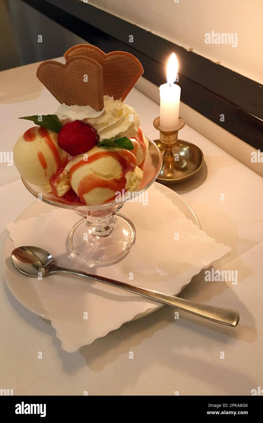 24.06.2022, Allemagne, , Berlin - Sundae à la crème glacée à la vanille, à la crème, aux gaufres et aux fraises. 00S220624D140CAROEX.JPG [VERSION DU MODÈLE : NON APPLICABLE Banque D'Images