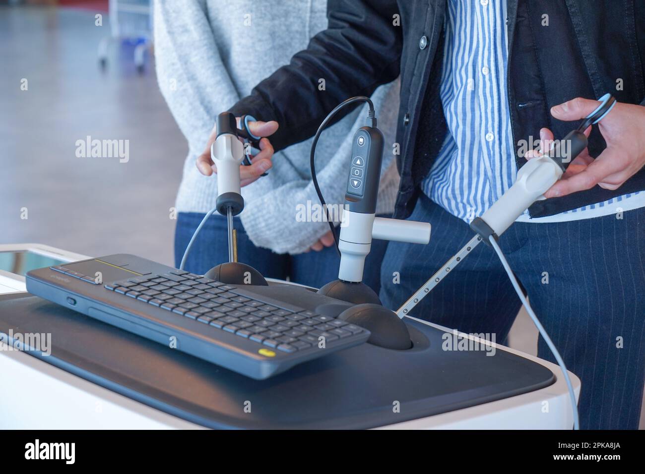 Les étudiants internes en chirurgie digestive s'entraînent sur un dispositif de simulation Lap SIM pour les procédures chirurgicales. Banque D'Images