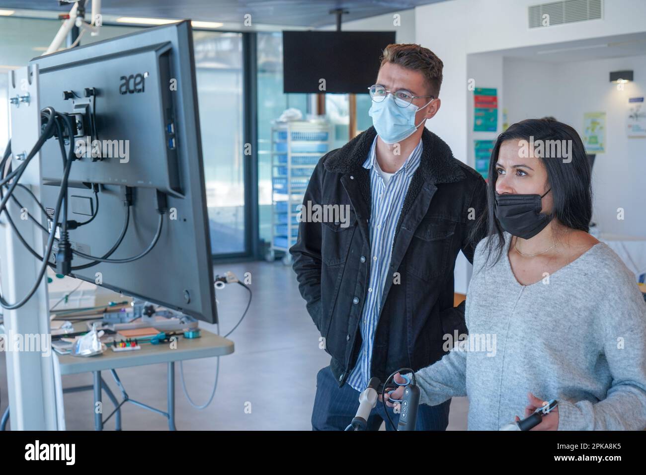 Les étudiants internes en chirurgie digestive s'entraînent sur un dispositif de simulation Lap SIM pour les procédures chirurgicales. Banque D'Images