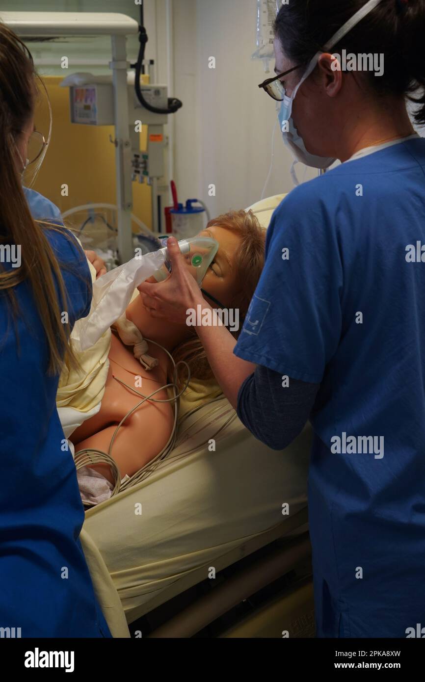 Tout au long de l'année, le personnel infirmier de l'hôpital continue de former sur les nouvelles technologies et les nouvelles recommandations. Banque D'Images