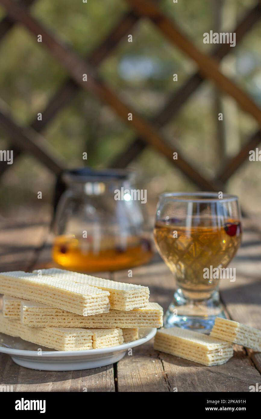 Thé avec gaufres russes sucrées sur fond de bois. Desserts et bonbons traditionnels. rustique Banque D'Images